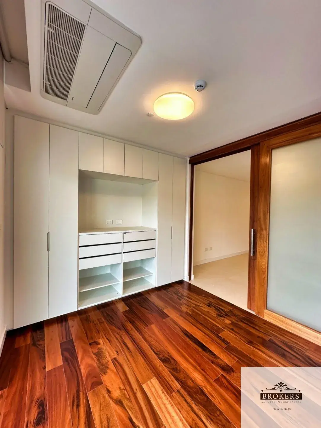 1-Bedroom Apartment for Rent in San Jorge, Asunción - Image 6