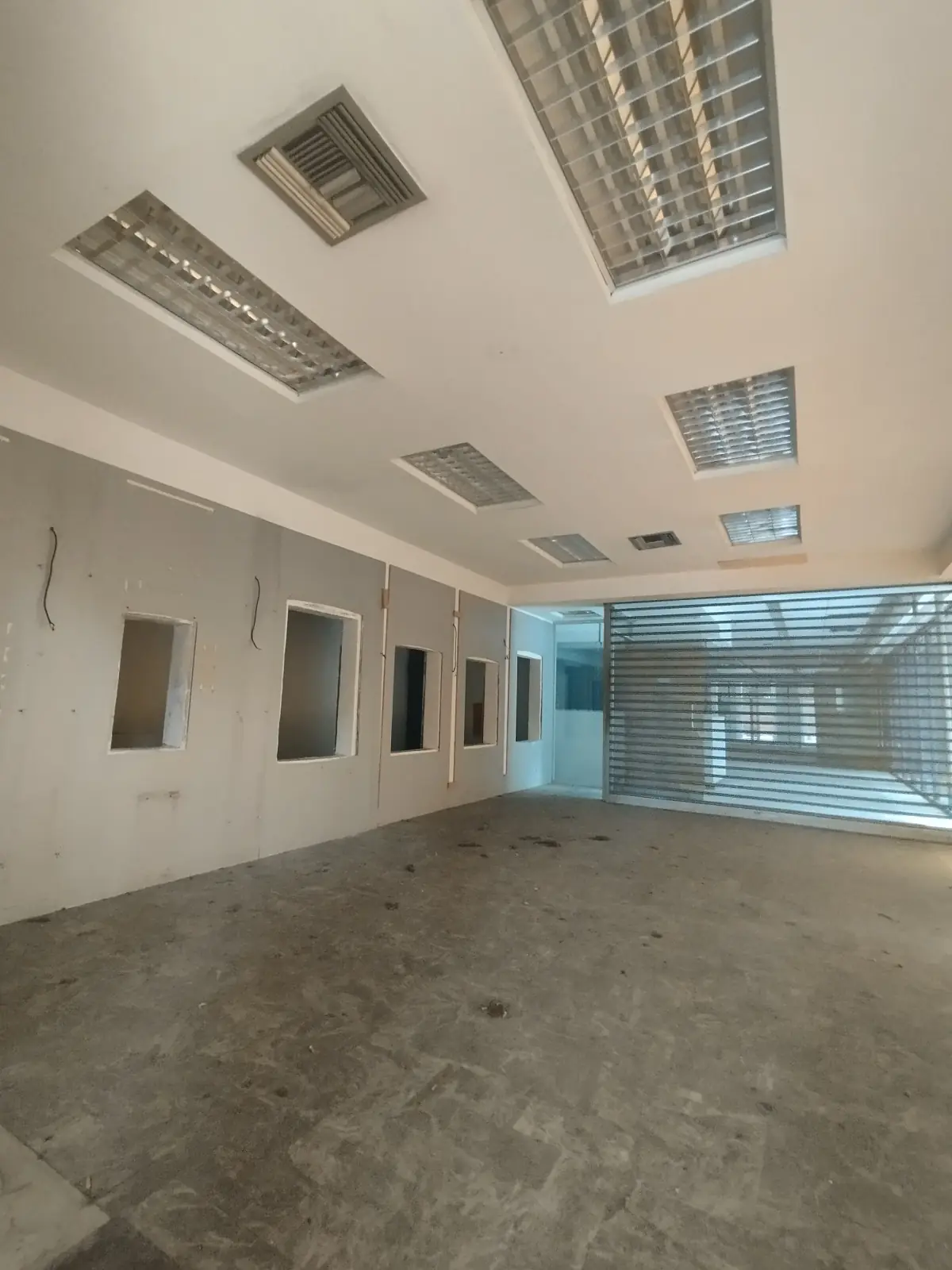 Local comercial en venta, urb. Los Palos Grandes, Torre Cavendes - Image 5