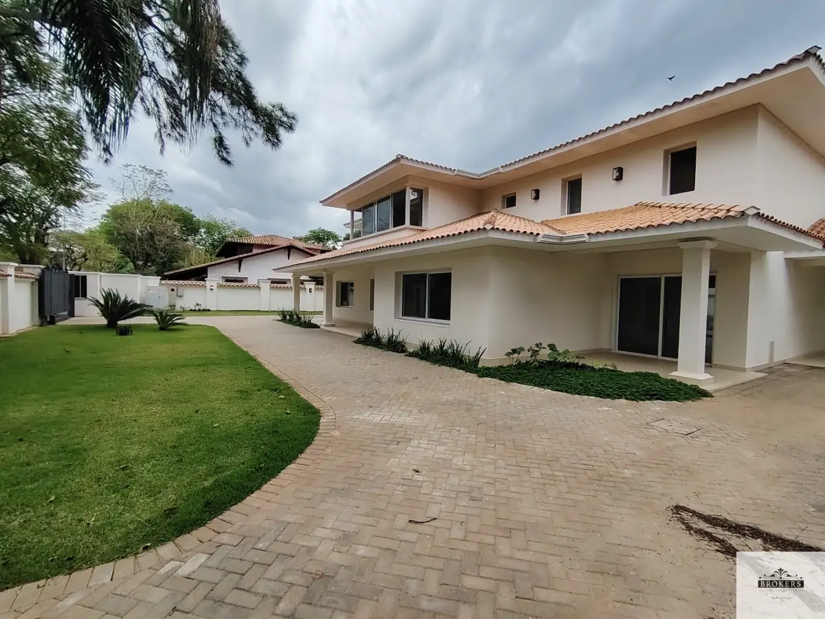 Casa de 5 dormitorios en Alquiler en Mariscal Estigarribia, Asunción - Image 8