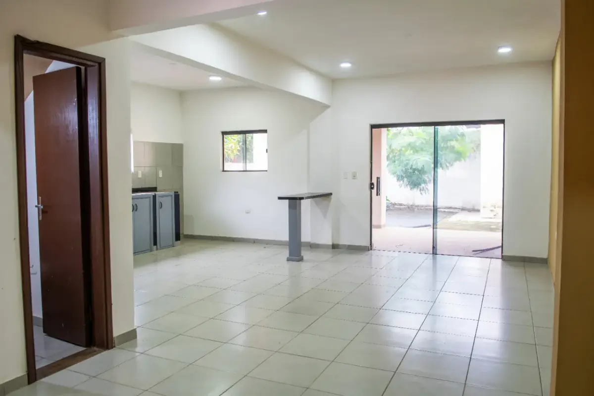 Casa de 4 dormitorios en Venta en Tercer Barrio, Luque - Image 8