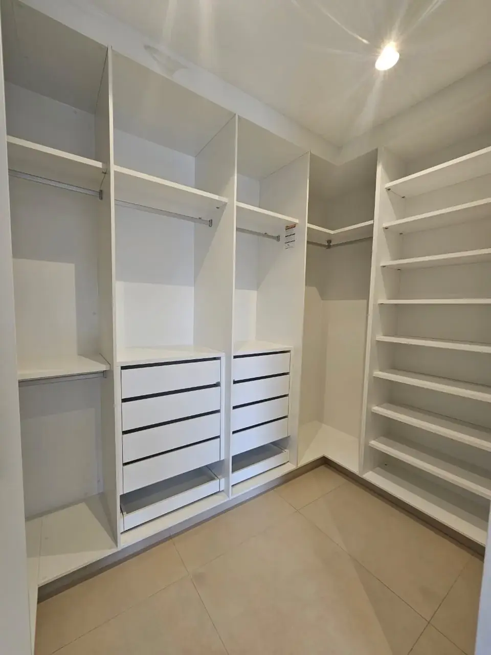 EN VENTA - Duplex con 3 dormitirios en suite . Barrio Ycua Sati - Image 10