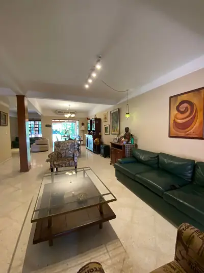 Vendo amplia casa con 3 habitaciones en suite Barrio Las Mercedes