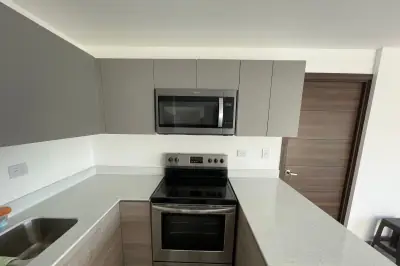 Departamento de 3 dormitorios, 100m², en Alquiler en Zona 10, Ciudad de Guatemala