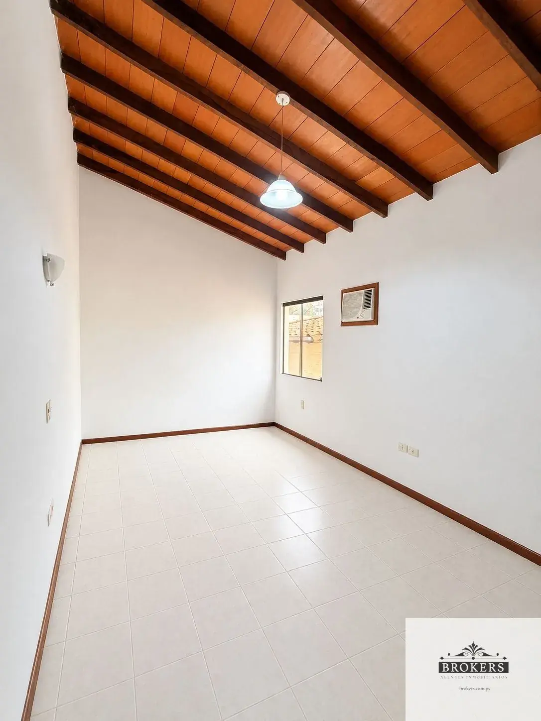 Casa de 3 dormitorios en Alquiler en Ycuá Satí, Asunción - Image 14