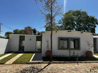 Casa de 2 dormitorios en Venta en Central, Mariano Roque Alonso