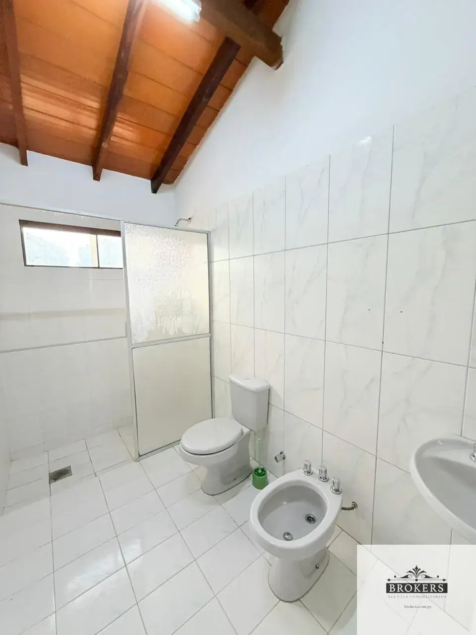 Casa de 3 dormitorios en Alquiler en Ycuá Satí, Asunción - Image 11