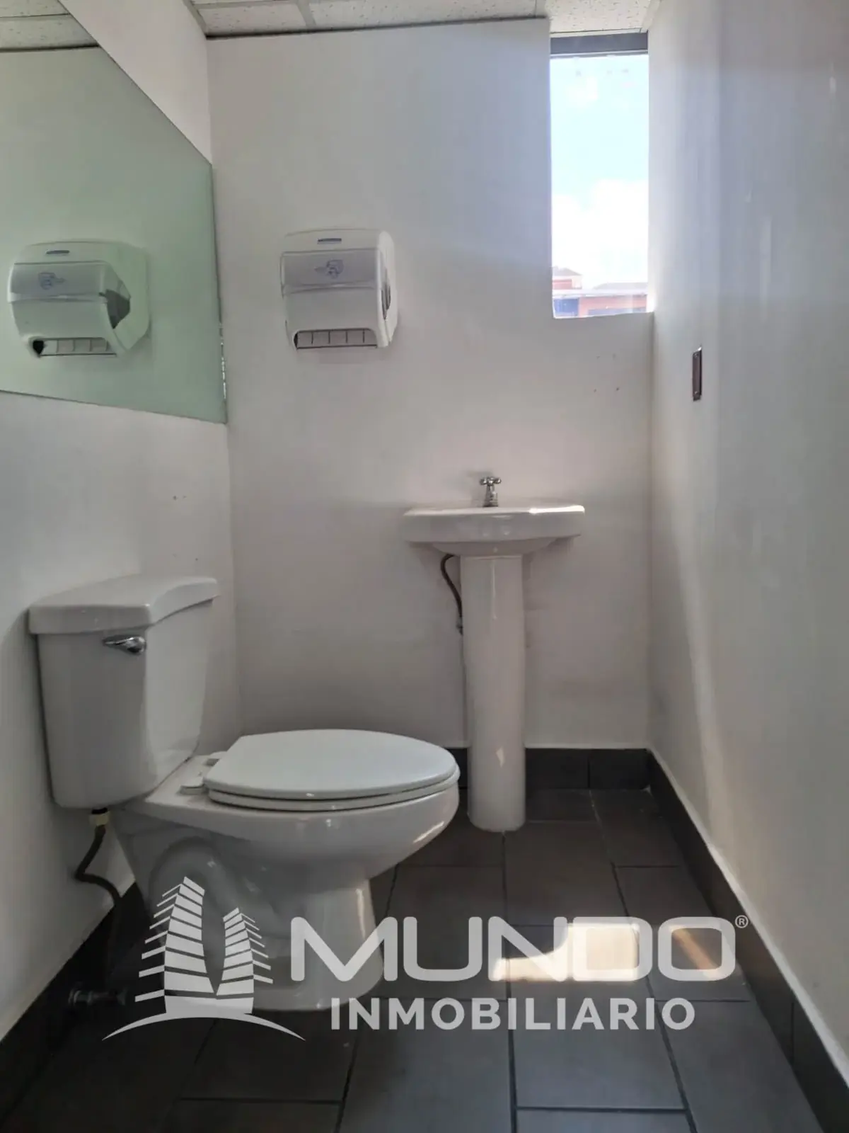 Local Comercial de 80m² en Alquiler en Zona 10, Ciudad de Guatemala - Image 8