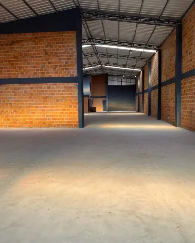 Warehouse of 330m² for Rent in Defensores del Chaco, Mariano Roque Alonso