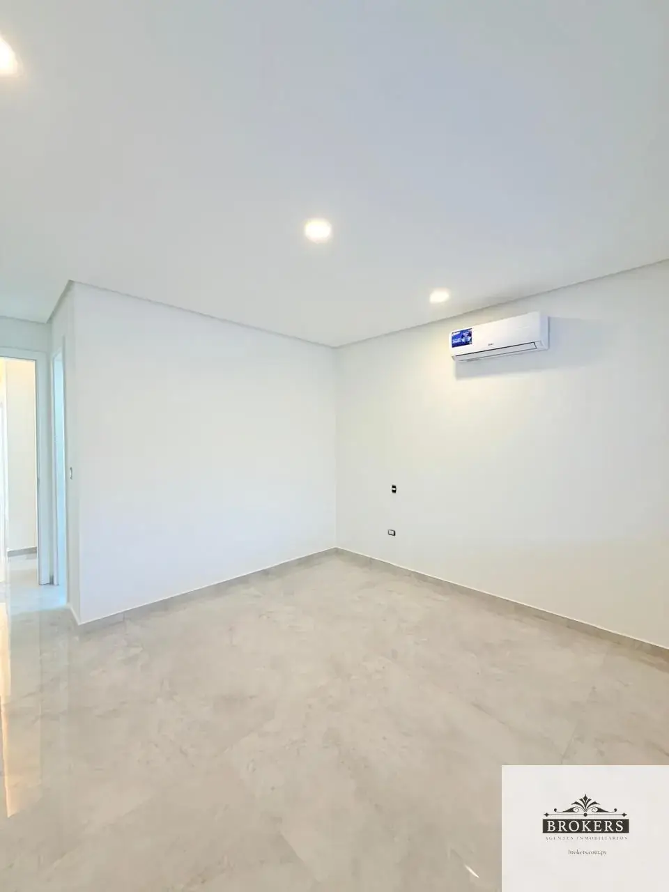5-Bedroom House for Sale in Herrera, Asunción - Image 10