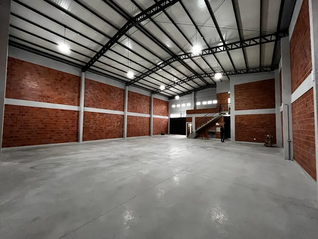 Local Comercial de 400m² en Venta en Defensores del Chaco, Mariano Roque Alonso - Image 2