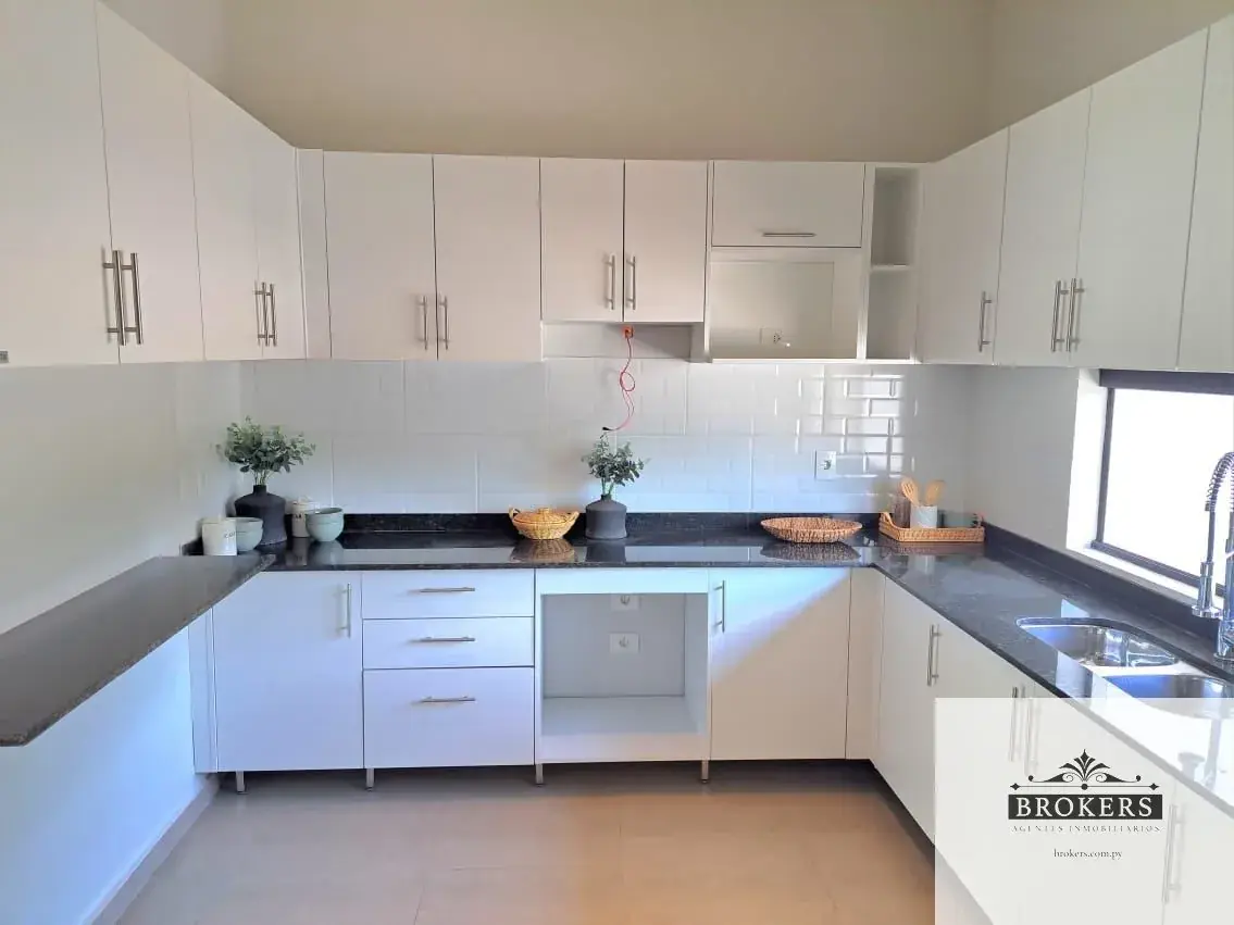 3-Bedroom House for Sale in Loma Merlo, Luque - Image 8