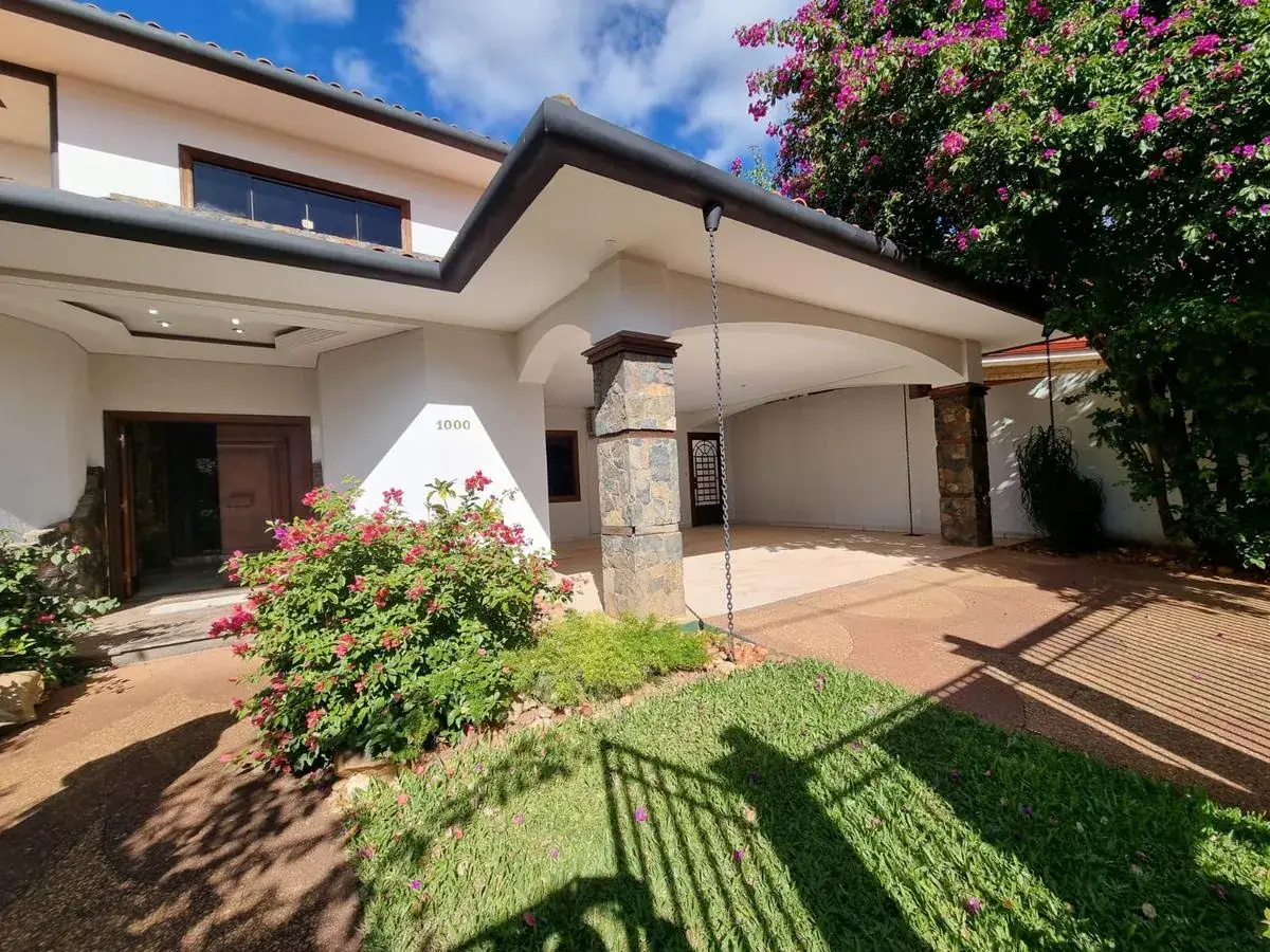Casa de 5 dormitórios à Venda em Carmelitas, Assunção - Image 3