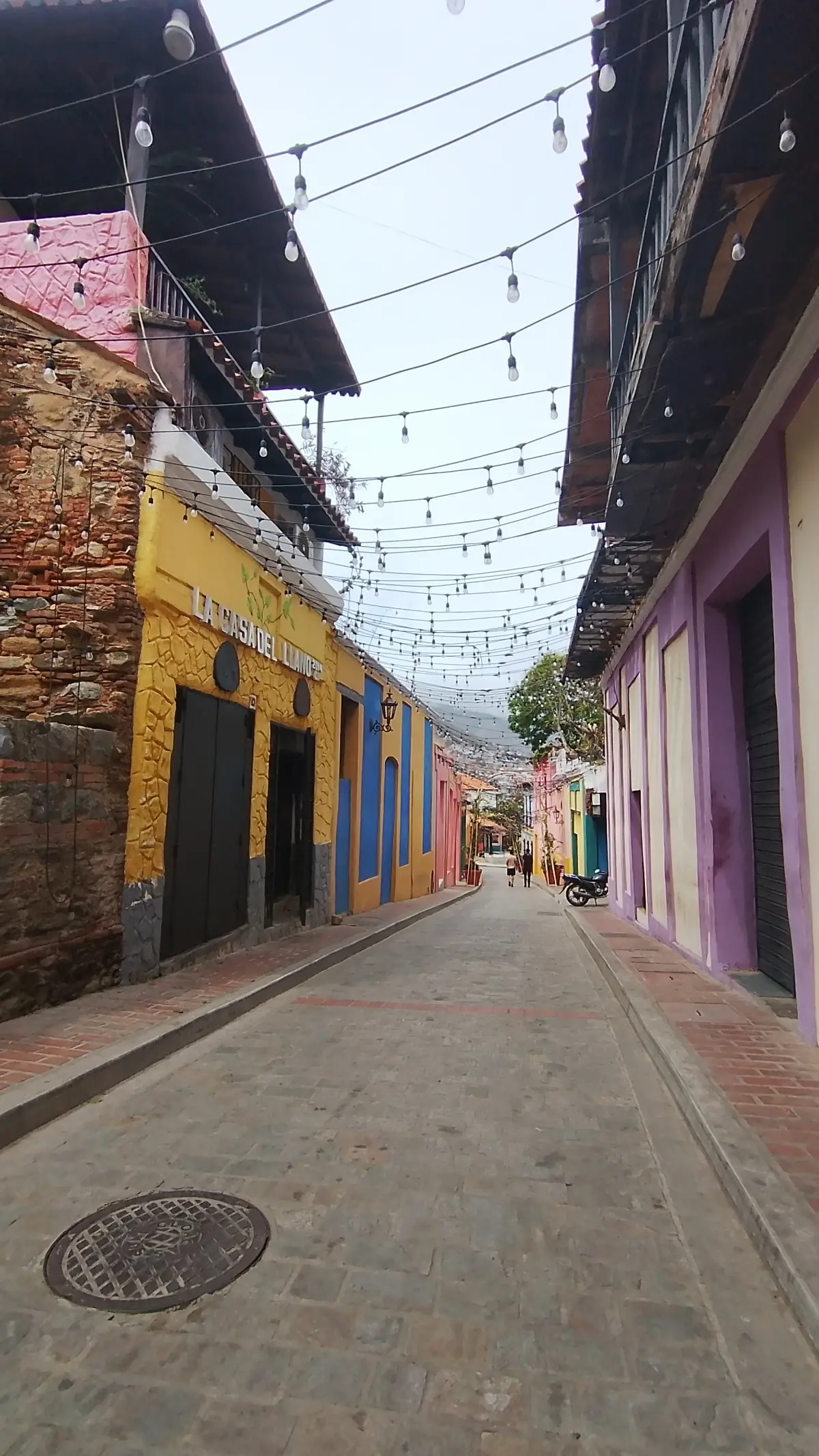 Casa en Casco Histórico de la Guaira, con local comercial.