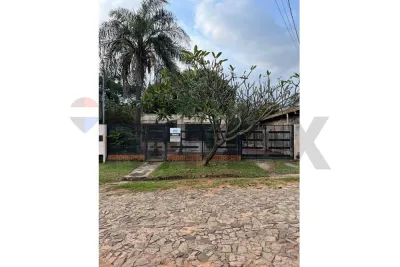 Casa de 2 dormitorios en Venta en Laurelty, Luque