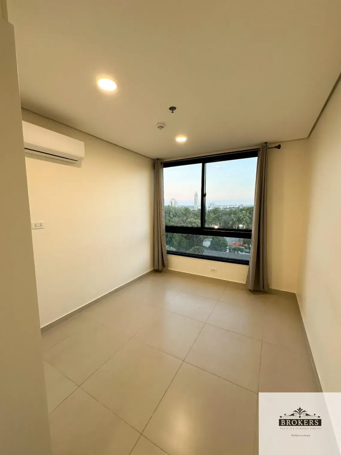 2-Bedroom Apartment for Rent in San Jorge, Asunción - Image 10