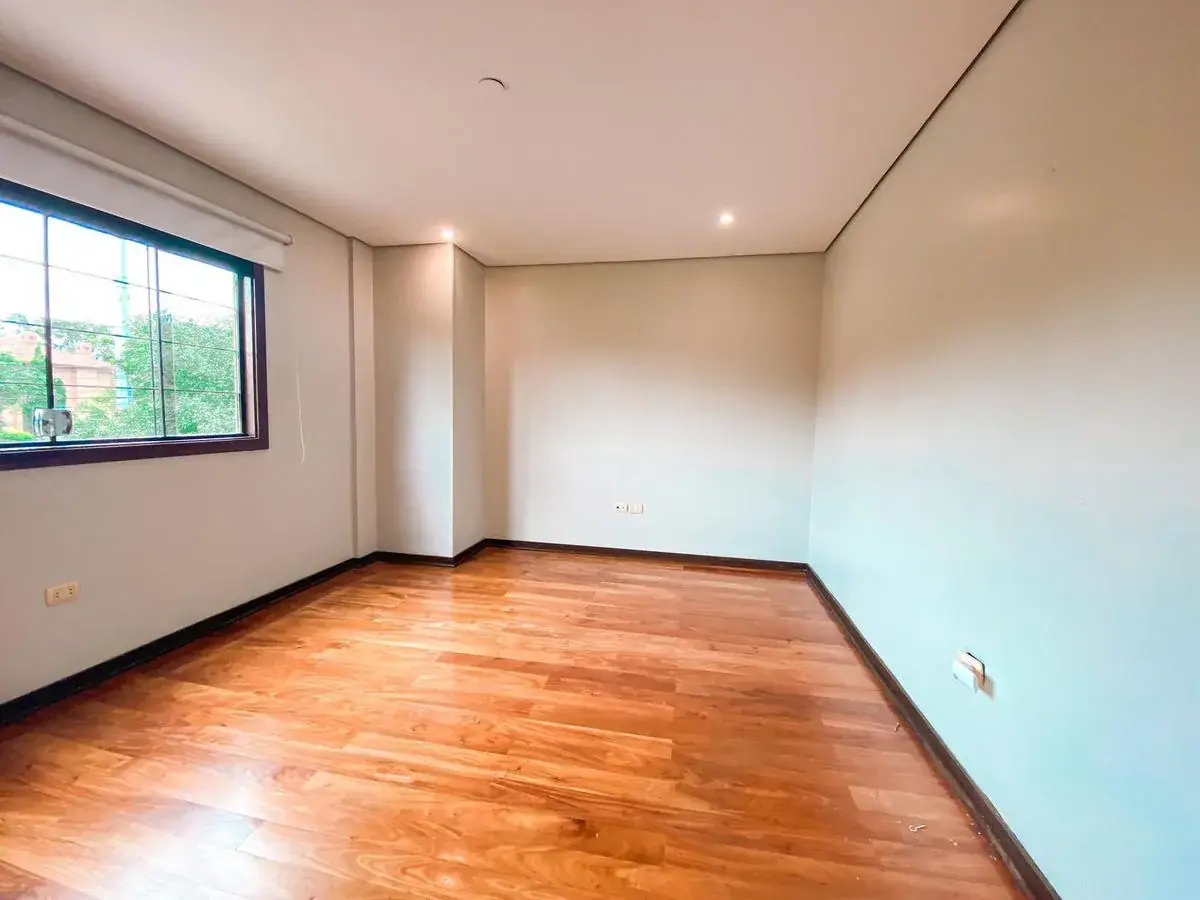 Casa de 4 dormitorios en Venta en Asunción - Image 11
