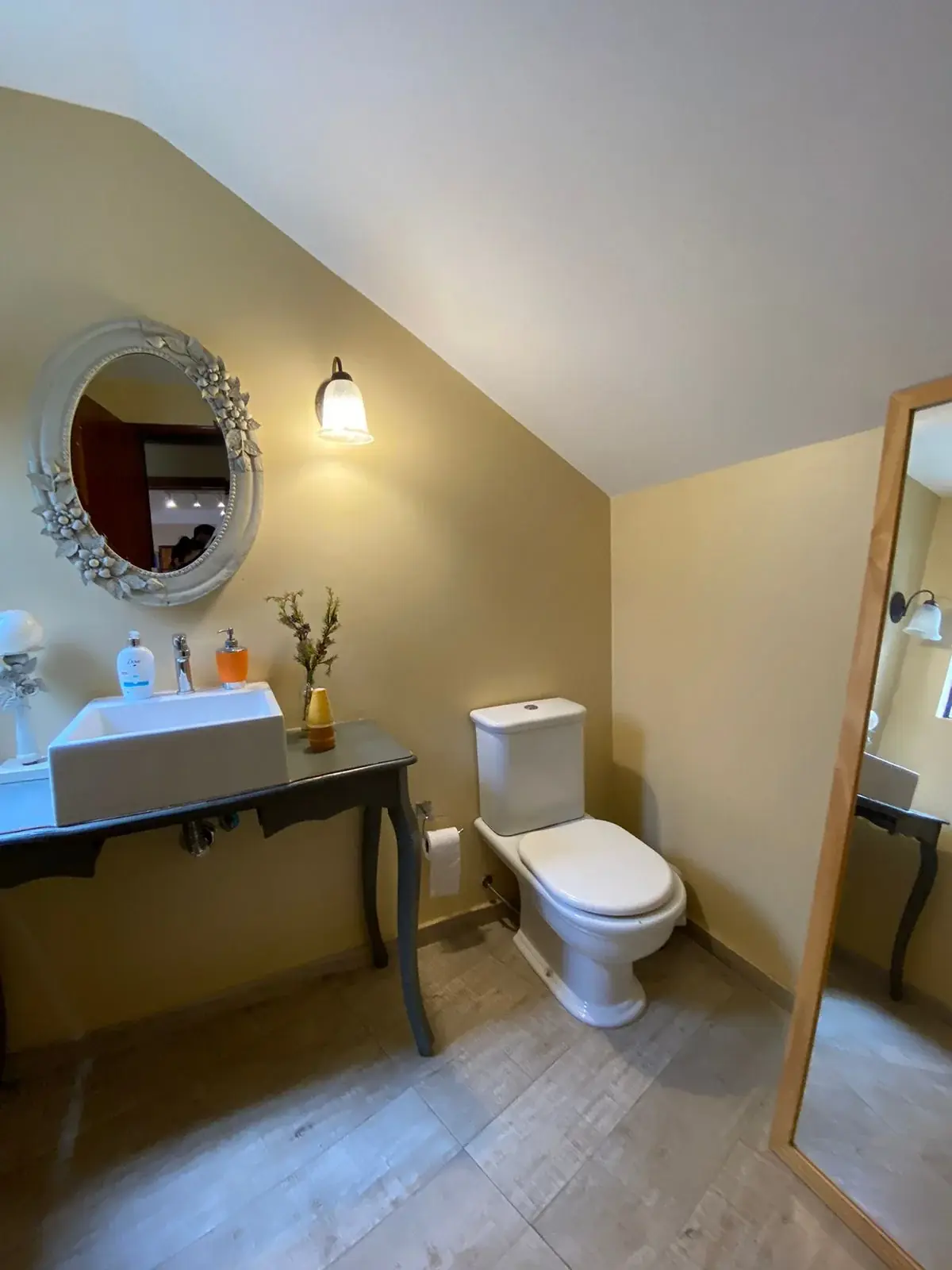 Vendo amplia casa con 3 habitaciones en suite Barrio Las Mercedes - Image 2