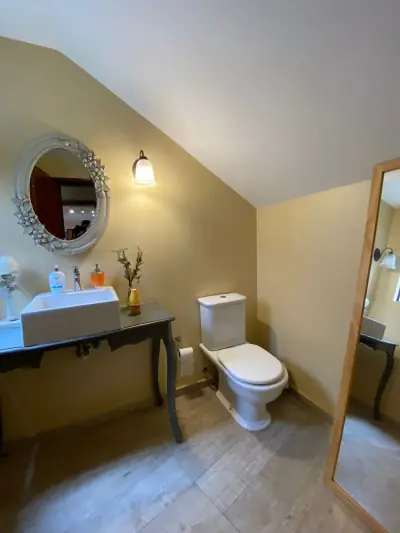 Vendo amplia casa con 3 habitaciones en suite Barrio Las Mercedes