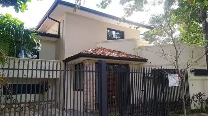 Casa de 3 dormitorios en Venta en Madame Lynch, Asunción - Image 2