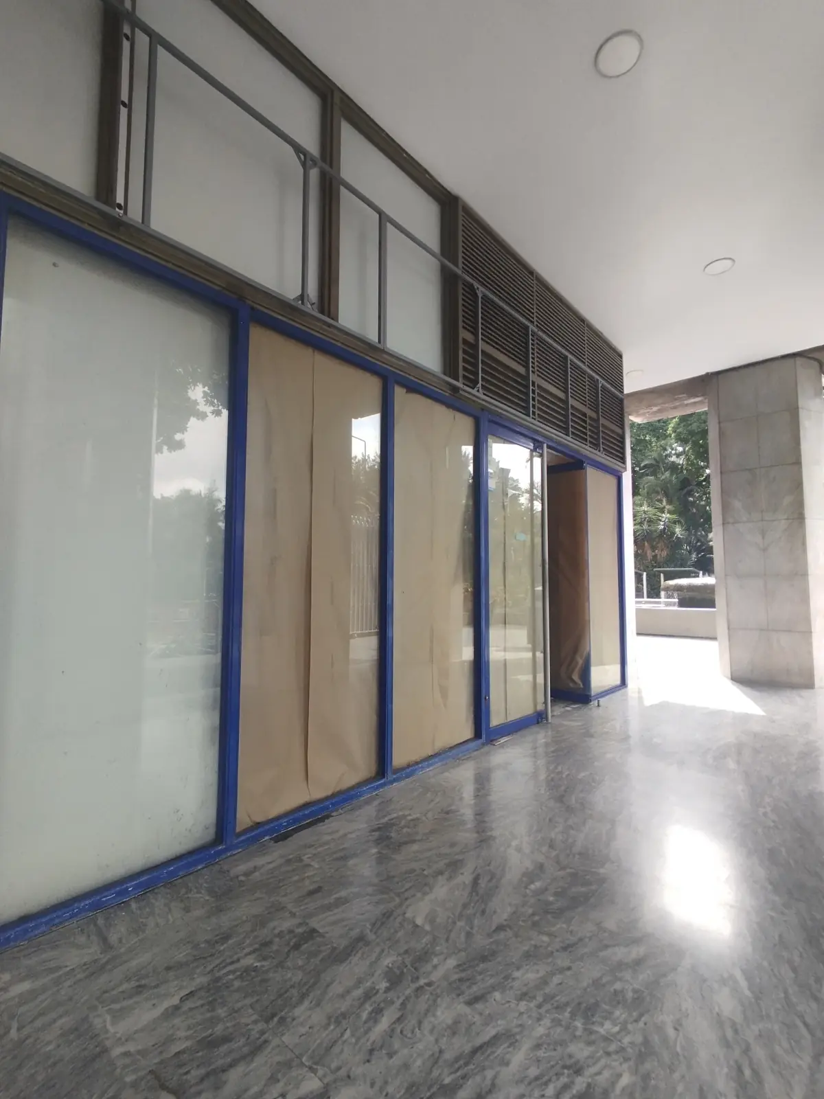 Local comercial en venta, urb. Los Palos Grandes, Torre Cavendes - Image 2