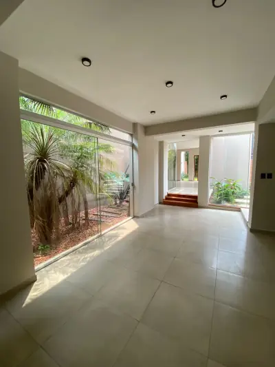 Gran residencia con iluminación natural en Mburucuyá