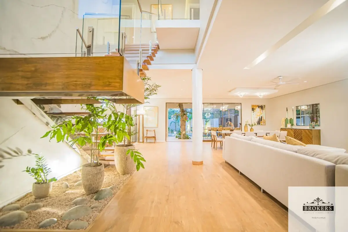 4-Bedroom House for Sale in Laurelty, Luque - Image 4